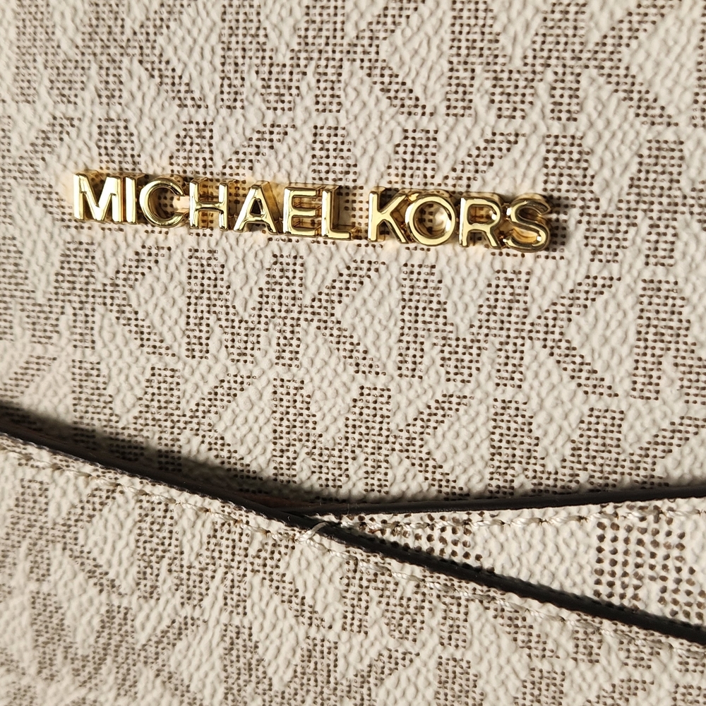 Michael Kors Jet Set Logo Crossbody Bag in Vanilla/Acorn - Picture 4 of 8